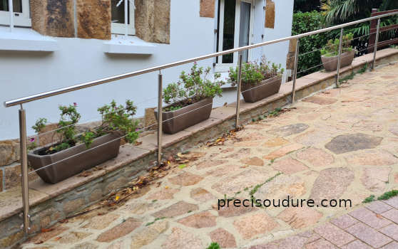 Main-courante fixée sur muret