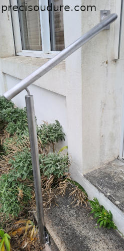 Main-courante fixée des poteaux dans un escalier